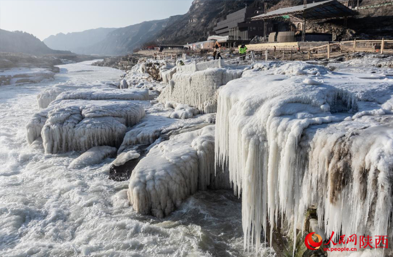Shaanxi : la cascade de glace de Hukou célèbre le Nouvel An chinois et les coutumes folkloriques illustrent le charme de la nouvelle année