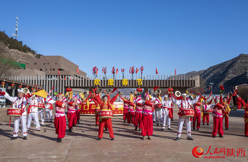 Shaanxi : la cascade de glace de Hukou célèbre le Nouvel An chinois et les coutumes folkloriques illustrent le charme de la nouvelle année
