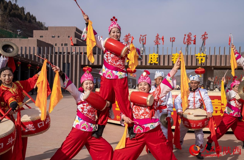 Shaanxi : la cascade de glace de Hukou célèbre le Nouvel An chinois et les coutumes folkloriques illustrent le charme de la nouvelle année