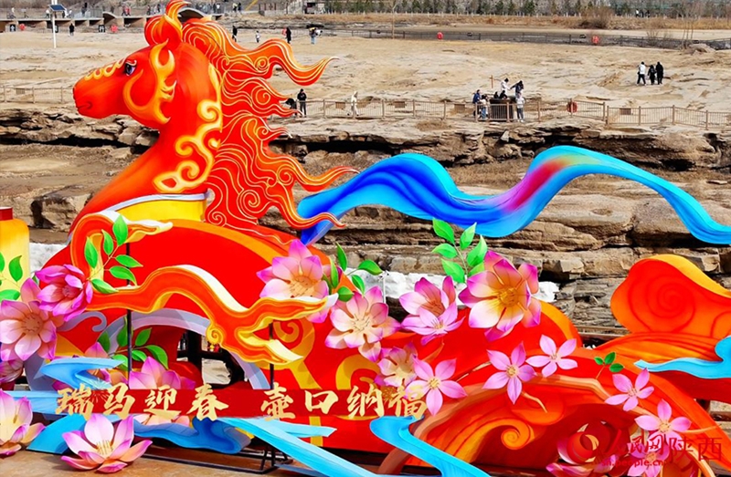 Shaanxi : la cascade de glace de Hukou célèbre le Nouvel An chinois et les coutumes folkloriques illustrent le charme de la nouvelle année