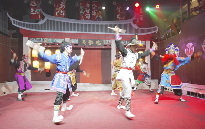 La troupe de chant et de danse Yingge de Fucheng se produit au centre d'expérience de la vieille ville de Chaozhou, dans la province du Guangdong (sud de la Chine). (Liu Ning/Le Quotidien du Peuple en ligne)