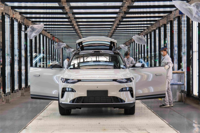 Des ouvriers assemblent des véhicules à énergies nouvelles dans un atelier de l'usine intelligente de Leapmotor, à Jinhua, dans la province du Zhejiang (est de la Chine). (Photo/Hu Xiaofei)