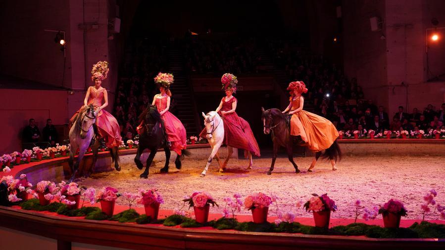 Un spectacle équestre traditionnel français est présenté lors d'un gala célébrant l'année chinoise du Cheval aux Grandes Ecuries du château de Chantilly, dans la région Hauts-de-France, le 11 février 2026. (Xinhua/Cui Kexin)