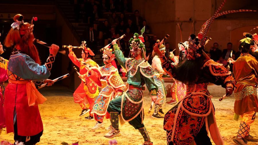 Des artistes exécutent la danse folklorique Yingge de la province du Guangdong, dans le sud de la Chine, lors d'un gala célébrant l'année chinoise du Cheval aux Grandes Ecuries du château de Chantilly, dans la région Hauts-de-France, le 11 février 2026. (Xinhua/Cui Kexin)