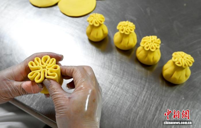 Hebei : les « petits pains fleuris » cuits à la vapeur de Fengfeng insufflent une riche saveur de Nouvel An chinois
