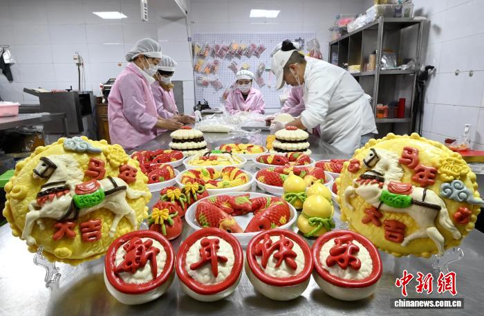 Hebei : les « petits pains fleuris » cuits à la vapeur de Fengfeng insufflent une riche saveur de Nouvel An chinois