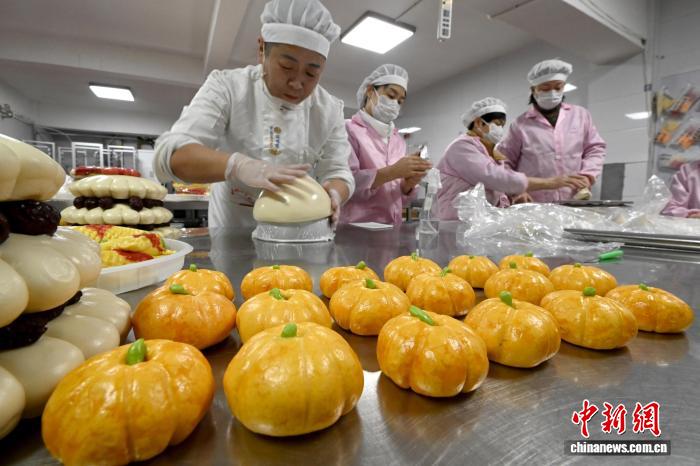 Hebei : les « petits pains fleuris » cuits à la vapeur de Fengfeng insufflent une riche saveur de Nouvel An chinois
