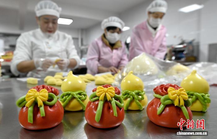 Hebei : les « petits pains fleuris » cuits à la vapeur de Fengfeng insufflent une riche saveur de Nouvel An chinois