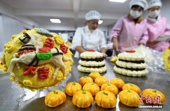 Hebei : les « petits pains fleuris » cuits à la vapeur de Fengfeng insufflent une riche saveur de Nouvel An chinois