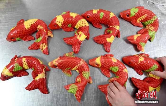 Hebei : les « petits pains fleuris » cuits à la vapeur de Fengfeng insufflent une riche saveur de Nouvel An chinois