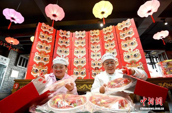 Hebei : les « petits pains fleuris » cuits à la vapeur de Fengfeng insufflent une riche saveur de Nouvel An chinois