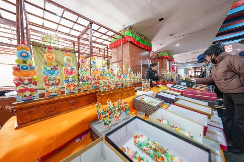 Xizang : les sculptures de beurre gagnent en popularité à Lhassa à l'approche du Nouvel An tibétain