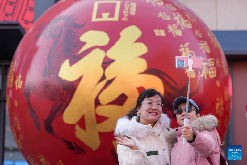 Beijing : une foire festive organisée pour célébrer la prochaine Fête du Printemps dans la zone commerciale de Longfusi
