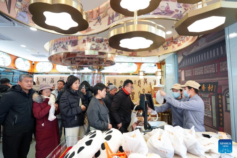 Beijing : une foire festive organisée pour célébrer la prochaine Fête du Printemps dans la zone commerciale de Longfusi