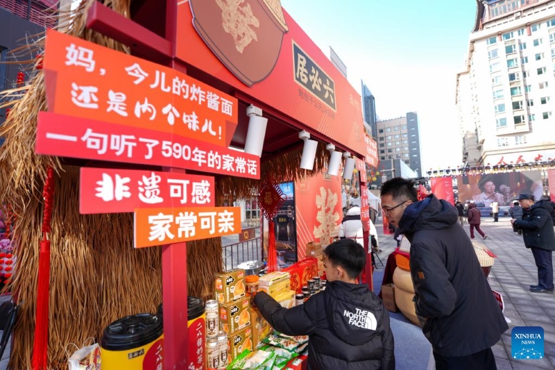 Beijing : une foire festive organisée pour célébrer la prochaine Fête du Printemps dans la zone commerciale de Longfusi