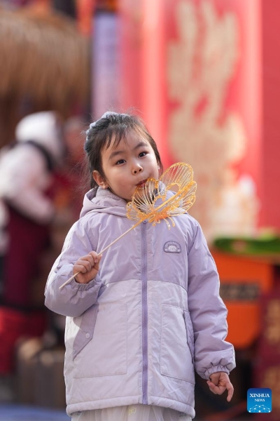 Beijing : une foire festive organisée pour célébrer la prochaine Fête du Printemps dans la zone commerciale de Longfusi