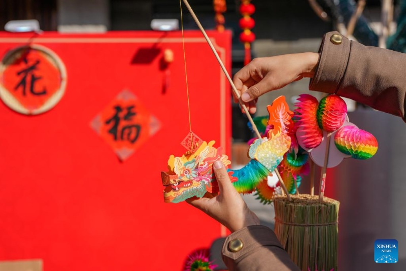 Beijing : une foire festive organisée pour célébrer la prochaine Fête du Printemps dans la zone commerciale de Longfusi