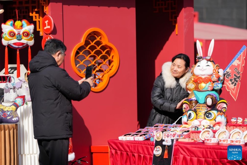 Beijing : une foire festive organisée pour célébrer la prochaine Fête du Printemps dans la zone commerciale de Longfusi