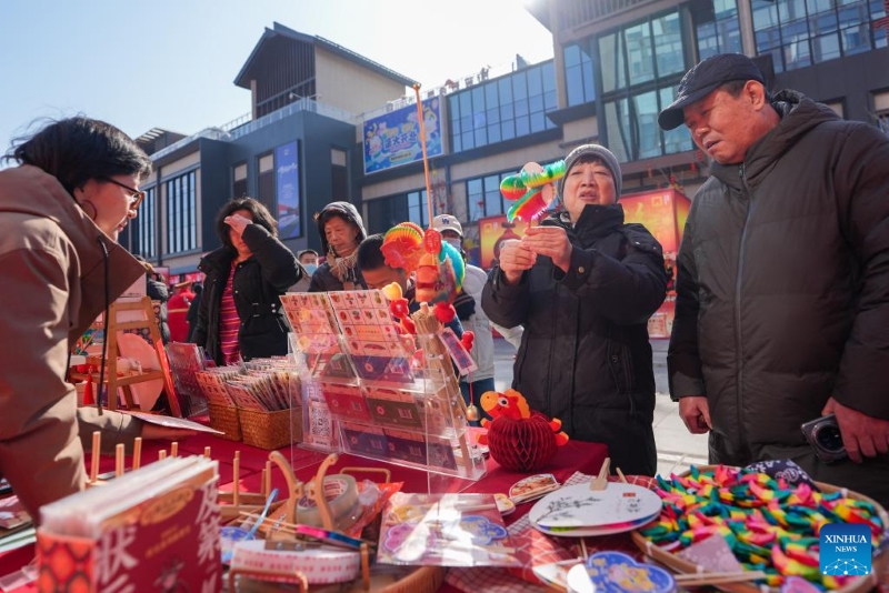 Beijing : une foire festive organisée pour célébrer la prochaine Fête du Printemps dans la zone commerciale de Longfusi