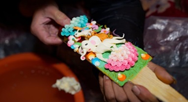 Xizang : les sculptures de beurre gagnent en popularité à Lhassa à l'approche du Nouvel An tibétain