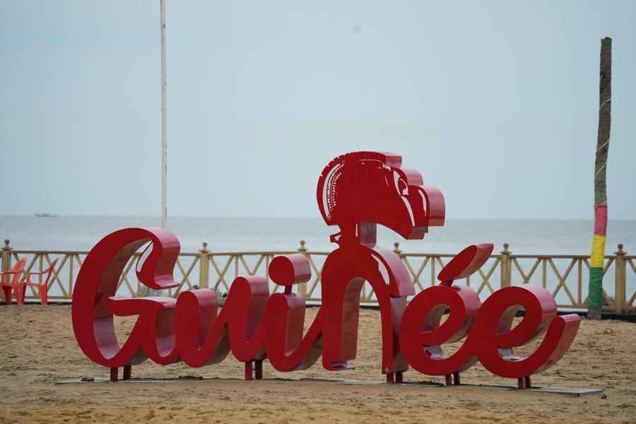 Photo prise le 10 novembre 2025 montrant une plage à Conakry, en Guinée. Située sur la côte sud-ouest de la Guinée, Conakry est le centre politique, économique et culturel du pays, ainsi qu'une importante plaque tournante de transport. (Xinhua/Zhang Jian)
