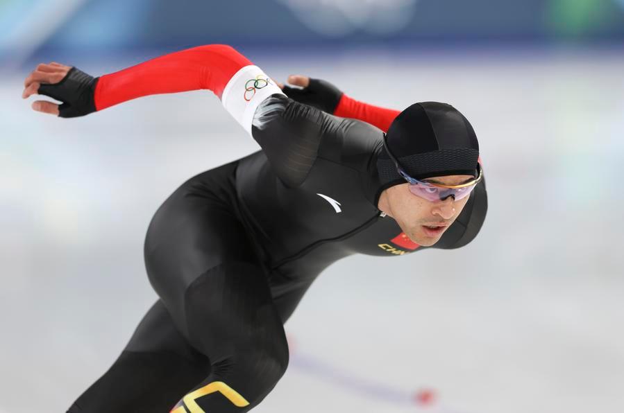Ning Zhongyan (Chine) en action lors de l'épreuve masculine de patinage de vitesse sur 1.500 m aux Jeux olympiques d'hiver de Milan Cortina 2026, à Milan, en Italie, le 19 février 2026. (Xinhua/Du Xiaoyi)