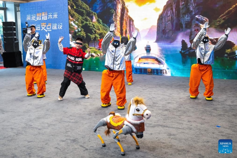 Hubei : des avions électriques à décollage et atterrissage verticaux et des robots humanoïdes font leurs débuts à Wuhan