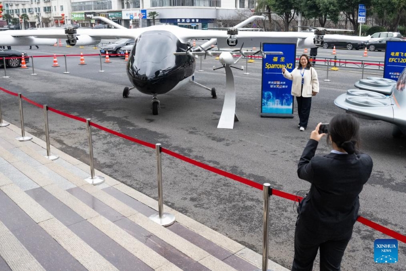 Hubei : des avions électriques à décollage et atterrissage verticaux et des robots humanoïdes font leurs débuts à Wuhan