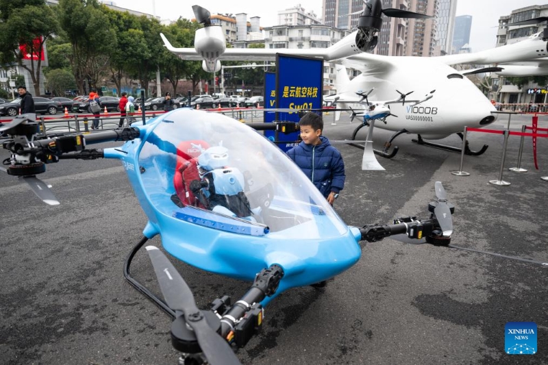 Hubei : des avions électriques à décollage et atterrissage verticaux et des robots humanoïdes font leurs débuts à Wuhan