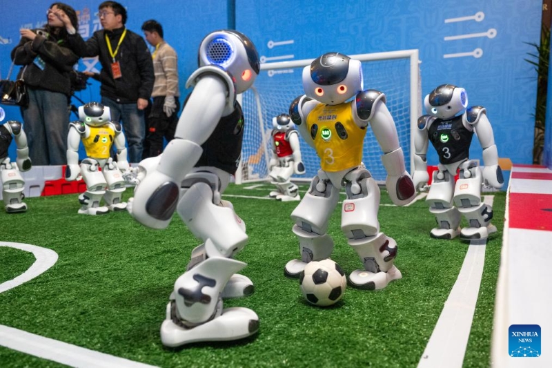 Hubei : des avions électriques à décollage et atterrissage verticaux et des robots humanoïdes font leurs débuts à Wuhan