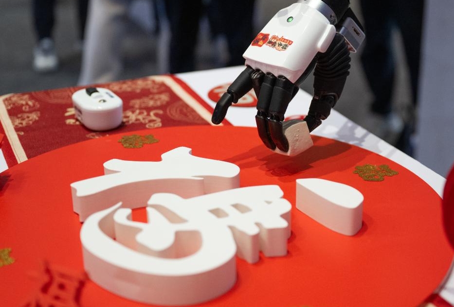 Hubei : des avions électriques à décollage et atterrissage verticaux et des robots humanoïdes font leurs débuts à Wuhan