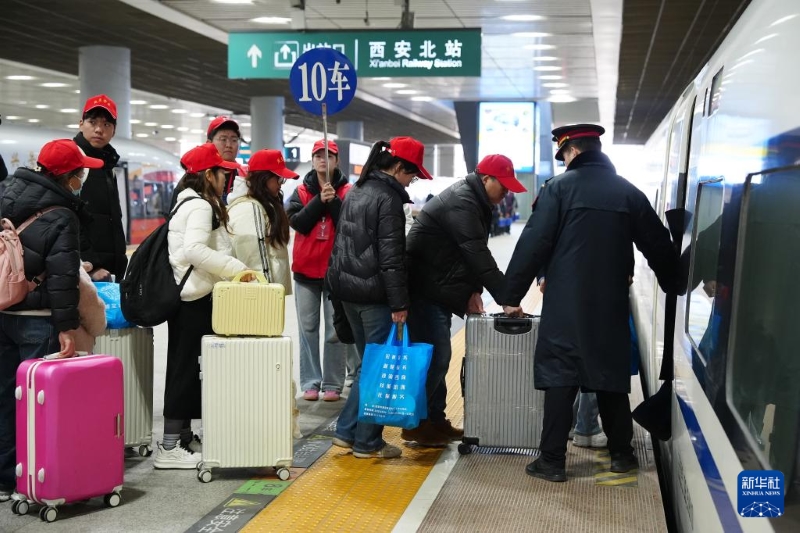 Dans toute la Chine, des trains et des bus gratuits ramènent les migrants au travail après la Fête du Printemps