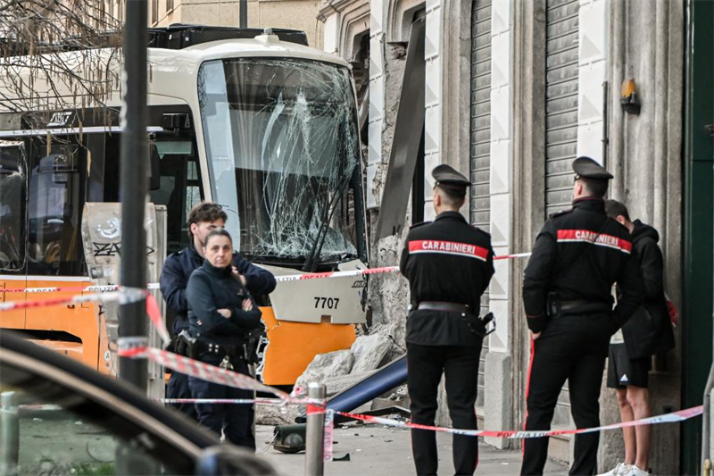 Italie : un tramway déraille à Milan, faisant un mort et des dizaines de blessés