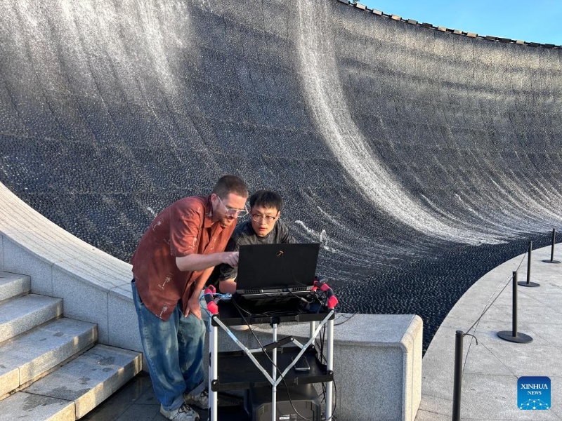 Zhejiang : à Hangzhou, un entrepreneur canadien utilise la réalité virtuelle pour faire découvrir la culture chinoise au public mondial