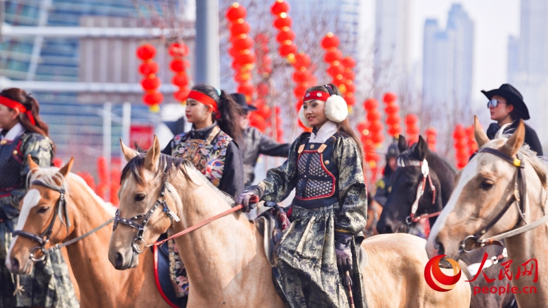 Xinjiang : ouverture du 2e défilé Shehuo d'Urumqi