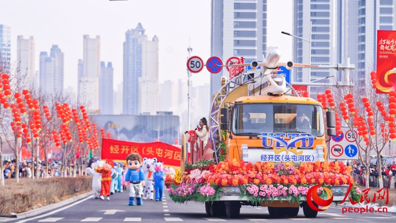 Xinjiang : ouverture du 2e défilé Shehuo d'Urumqi