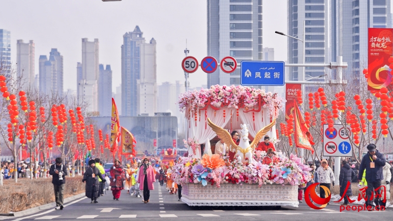 Xinjiang : ouverture du 2e défilé Shehuo d'Urumqi