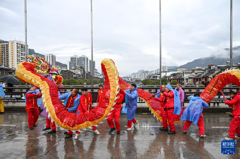 Guizhou : le Festival Maolong de Shiqian, les vœux du dragon des Gelao pour la nouvelle année