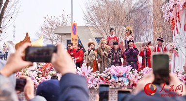 Xinjiang : ouverture du 2e défilé Shehuo d'Urumqi 