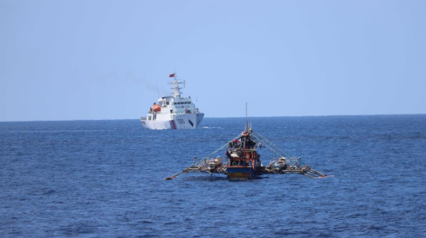 La Garde côtière chinoise repousse des navires philippins en intrusion illégale dans les eaux de Huangyan Dao