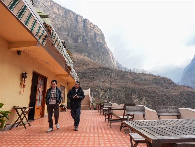 Sichuan : un député à l'APN guide un village au bord d'une falaise vers la revitalisation rurale
