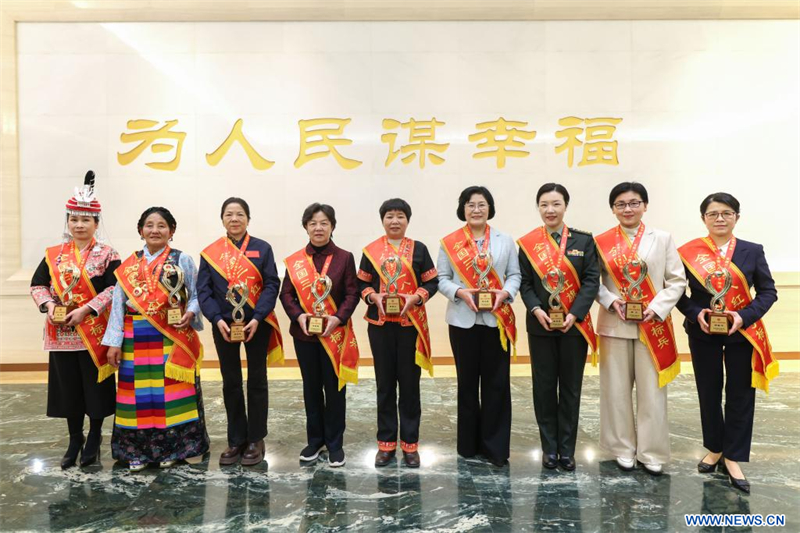 Des femmes modèles qui ont reçu le titre de "pionnières" nationales posent pour des photos après une réunion marquant la Journée internationale des femmes, célébrée le 8 mars, et rendant hommage à des femmes modèles exceptionnelles à travers le pays, à Beijing, capitale chinoise, le 2 mars 2026. (Photo : Zhang Yuwei)