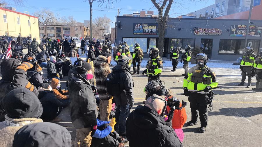 Photo prise avec un téléphone portable le 24 janvier 2026 montrant des personnes qui participent à une manifestation à Minneapolis, dans le Minnesota, aux Etats-Unis. (Xinhua)