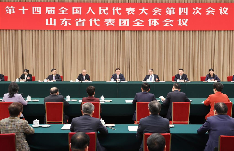 Des dirigeants chinois assistent à des délibérations de la session législative annuelle