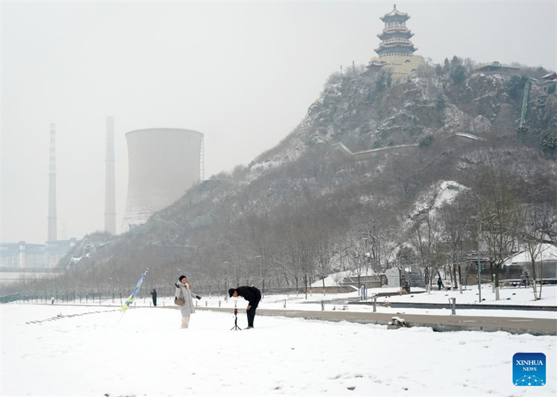 Beijing connaît de rares chutes de neige printanières