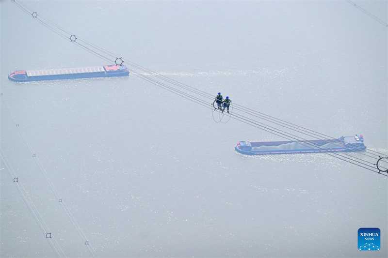 Anhui : des agents de maintenance vérifient la ligne UHV Jintang de ±800 kV à Tongling