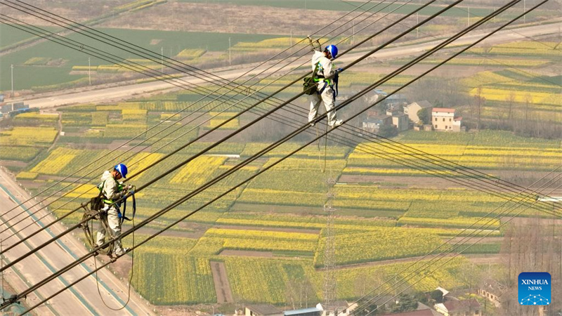 Anhui : des agents de maintenance vérifient la ligne UHV Jintang de ±800 kV à Tongling