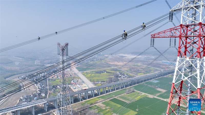 Anhui : des agents de maintenance vérifient la ligne UHV Jintang de ±800 kV à Tongling