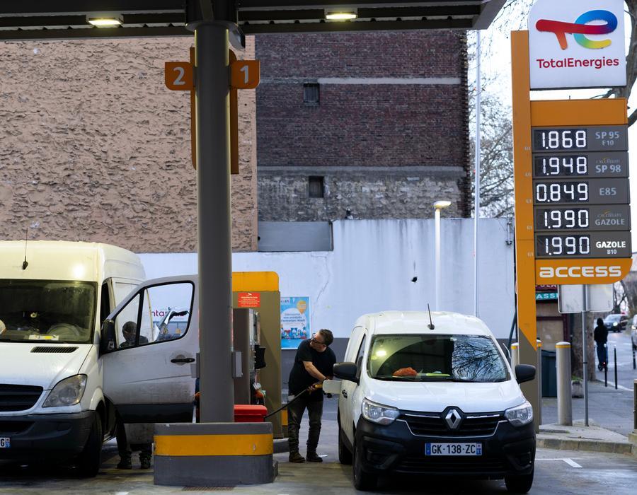 Des véhicules font le plein dans une station-service à Paris, en France, le 9 mars 2026. (Xinhua/Wu Huiwo)