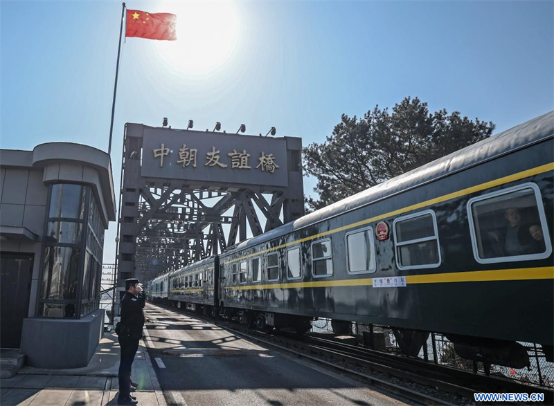 Un train international de passagers reliant la Chine à la RPDC arrive à Pyongyang